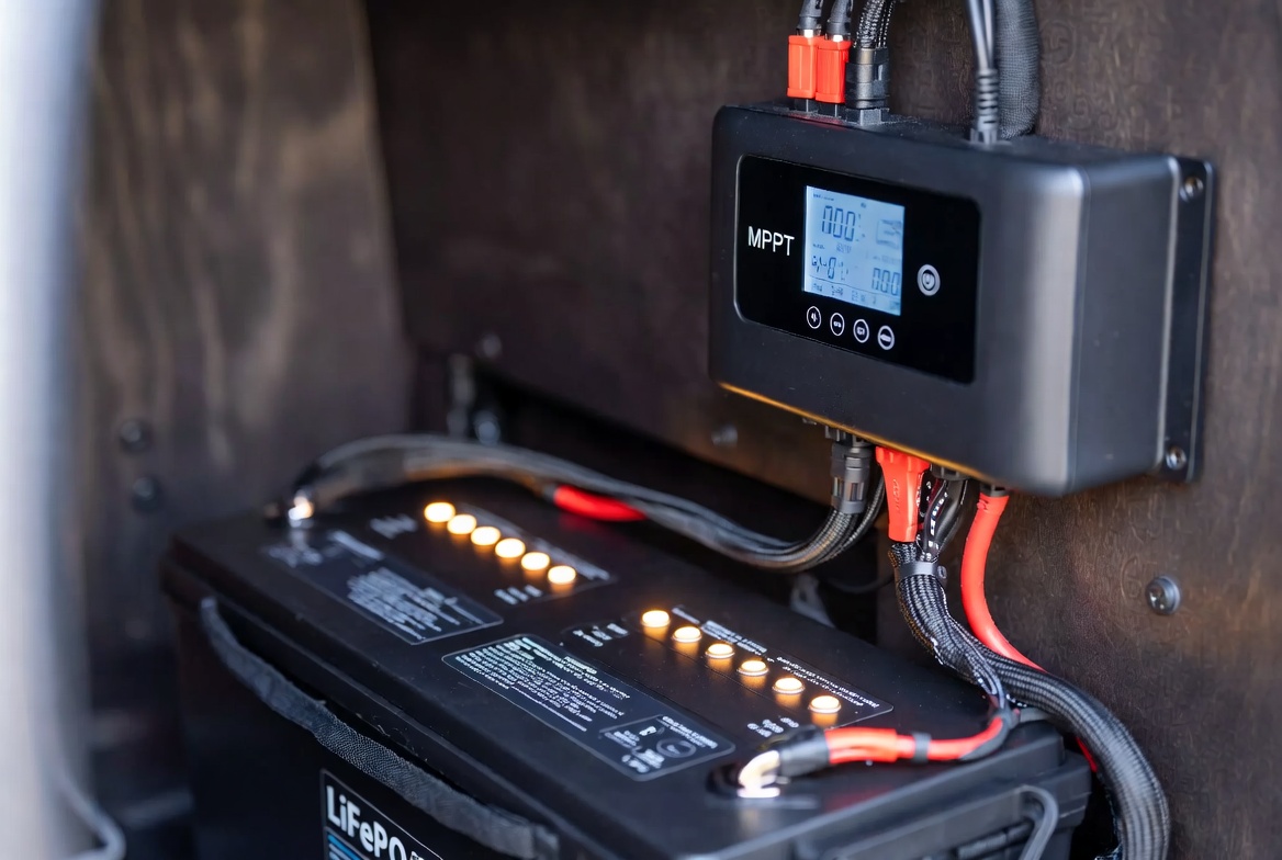 Controlador MPPT y batería LiFePO4 instalados en el interior de una furgoneta camper